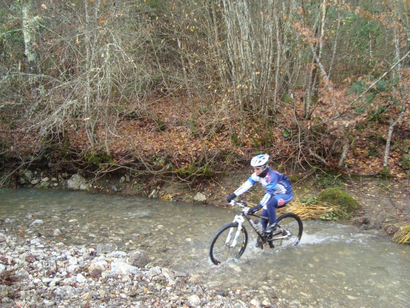 gal/2010/12 - Autunno Inverno 2010 - Le escursioni in MTB/Torre di Crevole/guado_crevole_1.JPG